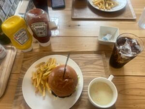 昼は白岡市オズバーガー、美味でした。