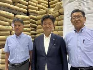 地元、埼玉の米を貯蔵する施設を視察