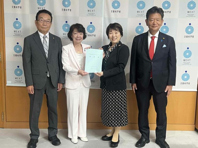 阿部大臣へ蓮田市山口市長と木佐木議長と共に学校施設環境改善交付金について要望