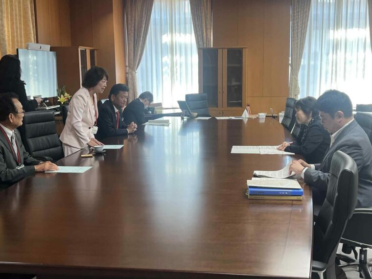 阿部大臣へ蓮田市山口市長と木佐木議長と共に学校施設環境改善交付金について要望
