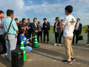鈴木農水大臣が山崎ライスの乾田直播を視察