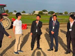 鈴木農水大臣が山崎ライスの乾田直播を視察