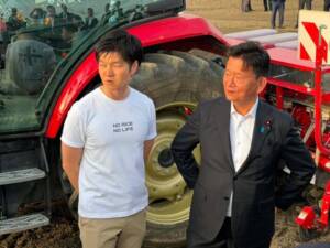 鈴木農水大臣が山崎ライスの乾田直播を視察