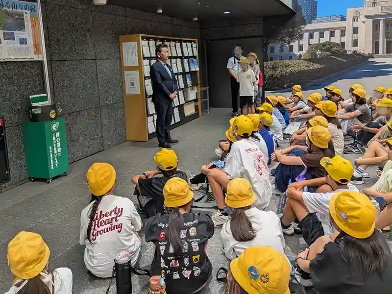 久喜市栗橋小学校の皆さんが本日、国会見学。元気いっぱい、たくさんの質問をいただきました。